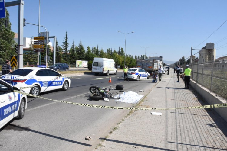 Kamyona &ccedil;arpan motosikletin s&uuml;r&uuml;c&uuml;s&uuml; hayatını kaybetti
