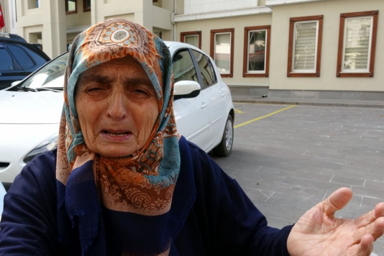87 yaşındaki annesini d&ouml;v&uuml;p sokağa attı