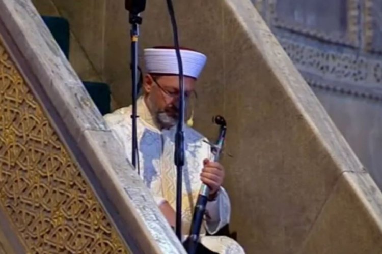 Diyanet İşleri Başkanı Erbaş, hutbeyi elinde kılı&ccedil;la okudu
