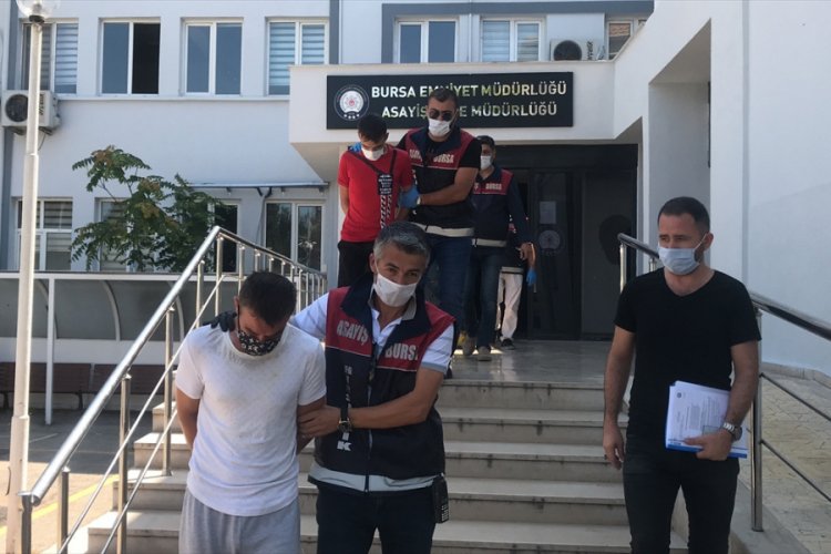 Bursa'da &ccedil;ok sayıda okuldan Atat&uuml;rk b&uuml;st&uuml; &ccedil;alan kişiler yakalandı