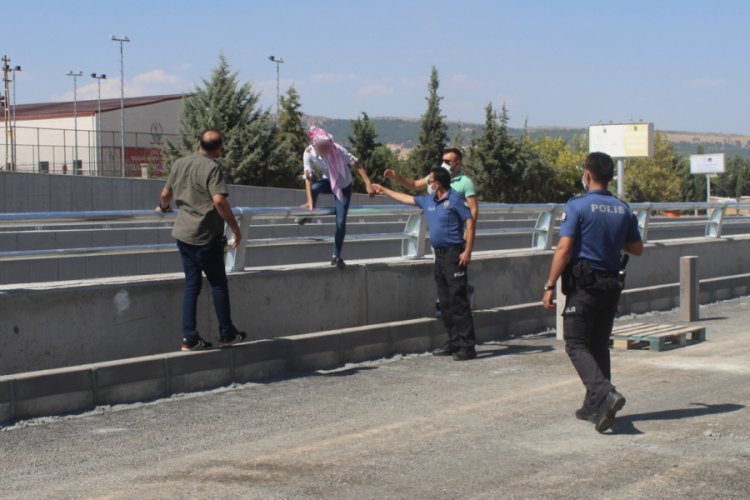 Adıyaman'da gen&ccedil; kadın, k&ouml;pr&uuml;l&uuml; kavşaktan atlamak istedi