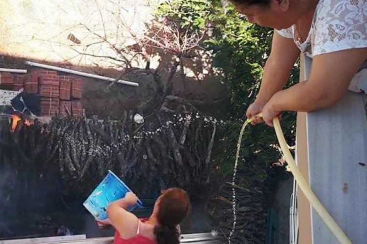 Yangına balkonlarından m&uuml;dahale ettiler
