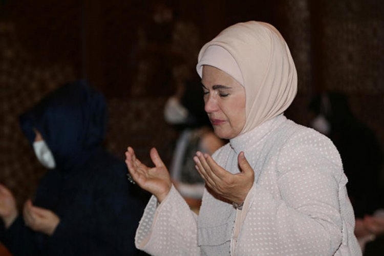 Emine Erdoğan, Ayasoyfa'da kadınlara ayrılan b&ouml;l&uuml;mde namaz kıldı