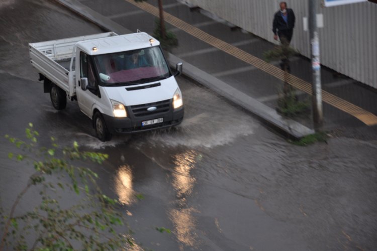 Dolu ve sağanak yağmur caddeleri g&ouml;le &ccedil;evirdi