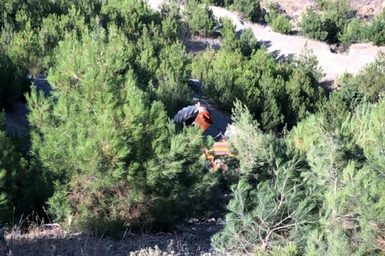 U&ccedil;uruma yuvarlanan trakt&ouml;r&uuml;n s&uuml;r&uuml;c&uuml;s&uuml; hayatını kaybetti