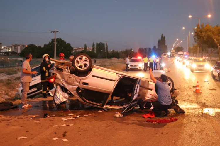 Karaman'da ağa&ccedil;lara &ccedil;arpan otomobil yol ortasına devrildi