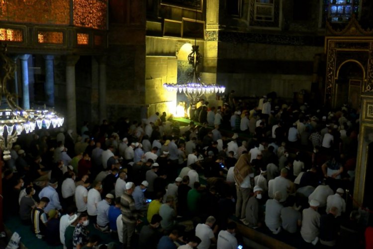 Ayasofya Camii'ne ziyaret&ccedil;i akını gece de s&uuml;rd&uuml;