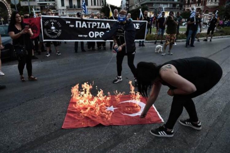 Yunanistan'da T&uuml;rk Bayrağı'nı yaktılar