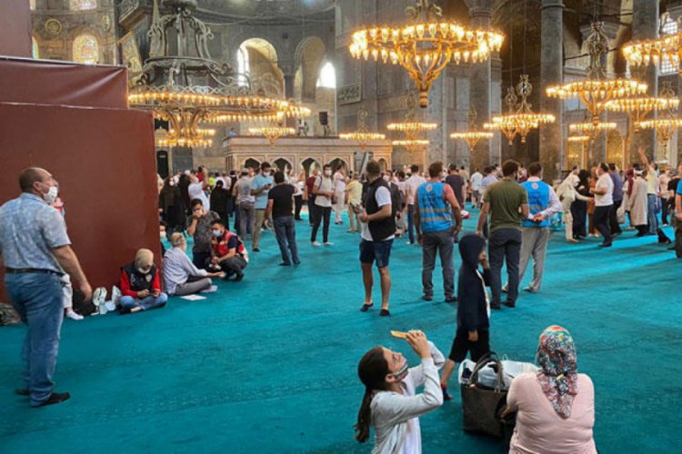 Ayasofya Camii ibadete a&ccedil;ıldığının ikinci g&uuml;n&uuml; ziyaret&ccedil;i akınına uğradı
