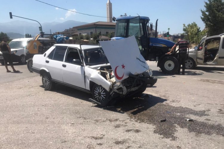 Bursa İneg&ouml;l'de trakt&ouml;r ile otomobil &ccedil;arpıştı: 1 yaralı