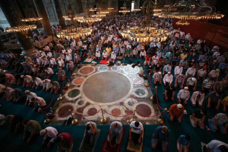 Ayasofya'da halı serilmeyen alan i&ccedil;in a&ccedil;ıklama geldi
