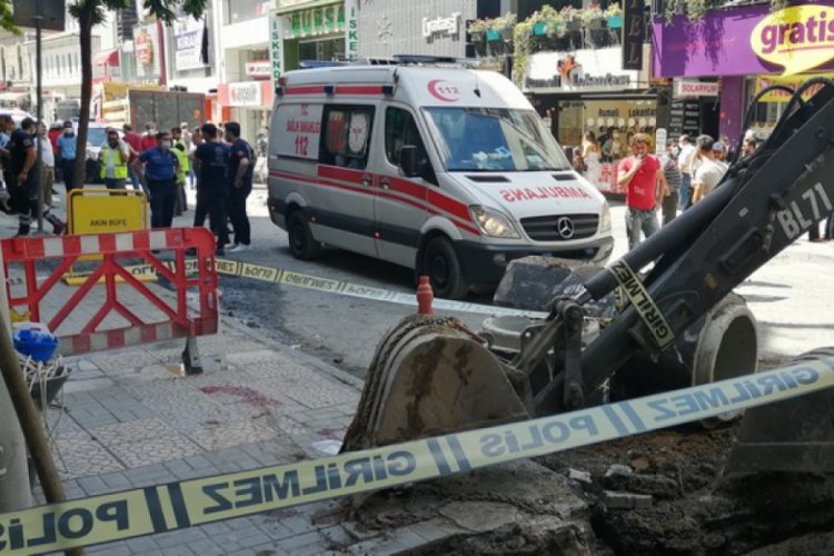 Arıza yapan iş makinesinin kep&ccedil;esi altında kalan iş&ccedil;i hayatını kaybetti