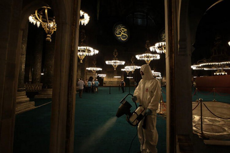 Ayasofya-i Kebir Cami-i dezenfekte edildi