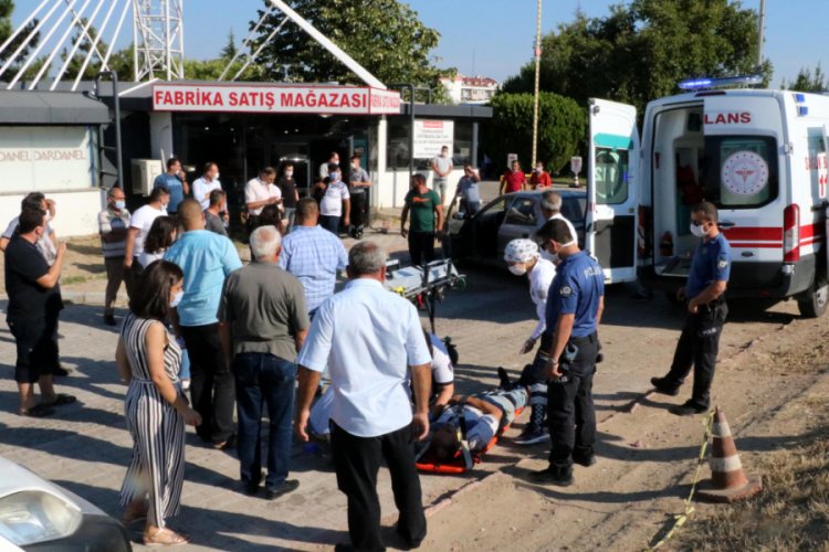 Otomobil kaldırımdaki yayalara &ccedil;arptı: 3 yaralı