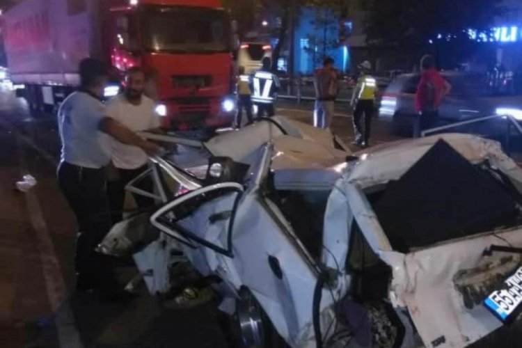 TIR'ın &ccedil;arptığı otomobil hurdaya d&ouml;nd&uuml;: 1 &ouml;l&uuml;, 2 yaralı