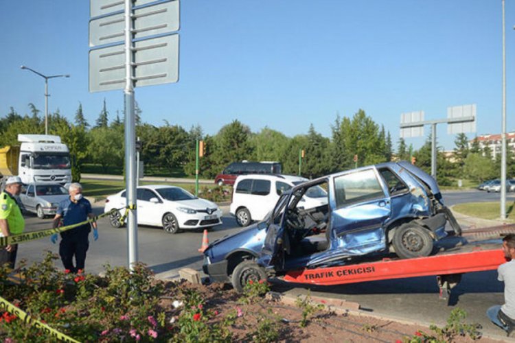 Minib&uuml;sle &ccedil;arpışan otomobilin s&uuml;r&uuml;c&uuml;s&uuml; &ouml;ld&uuml;