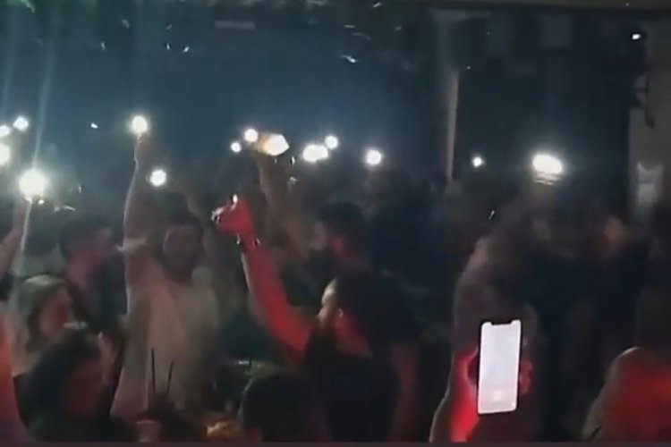 Koronavir&uuml;se aldırmadılar, kafede parti d&uuml;zenlediler