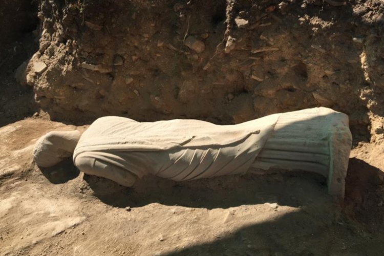 Perge'de 1700 yıllık kadın heykeli bulundu