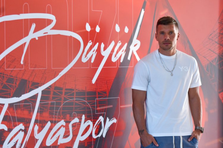 Podolski: Antalyaspor'a faydam olduğu i&ccedil;in &ccedil;ok mutluyum