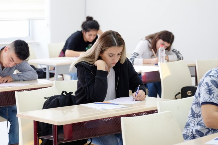 Bursa'da &uuml;niversiteye hazırlanan gen&ccedil;lere eğitim desteği