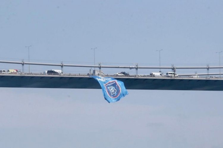 Şampiyon Başakşehir bayrakları k&ouml;pr&uuml;lerde