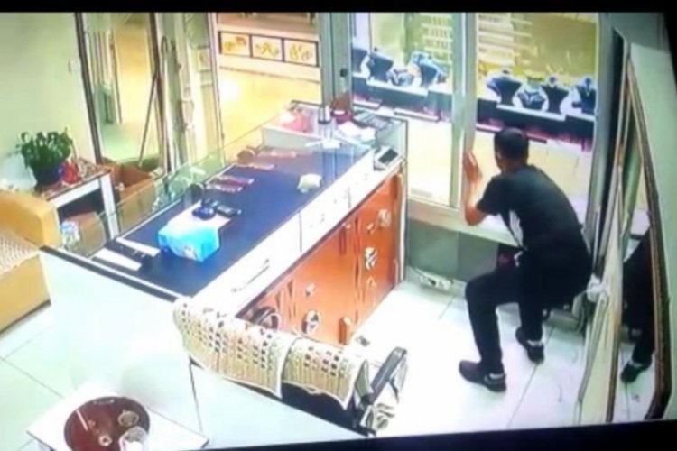G&ouml;z&uuml; d&ouml;nm&uuml;ş soyguncu, aynı kuyumcuyu birka&ccedil; dakika arayla iki kez soydu