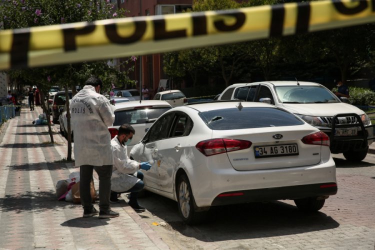 "Dur" ihtarına uymayan ş&uuml;pheliler polis aracına &ccedil;arpıp ka&ccedil;tı
