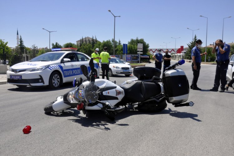 Otomobilin &ccedil;arptığı motosikletli trafik polisi yaralandı