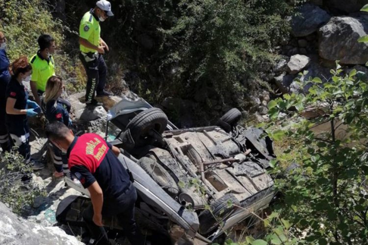 Ara&ccedil;ta sıkışan s&uuml;r&uuml;c&uuml;y&uuml; itfaiye kurtardı