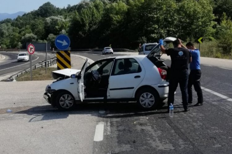 Bursa'da TIR ile &ccedil;arpışan otomobildeki 2 kişi yaralandı