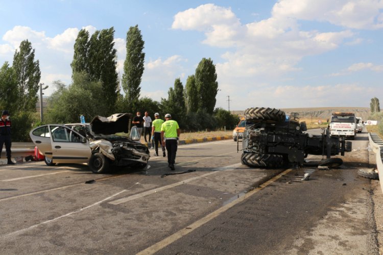 Otomobil trakt&ouml;re &ccedil;arptı: 3'&uuml; ağır 8 yaralı