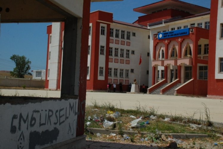 Şehidin adını taşıyan okulu, hırsızlar resmen talan etti
