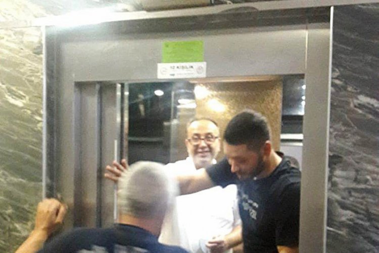Balıkesir'de asans&ouml;rde mahsur kalan 5 kişiyi itfaiye ekipleri kurtardı