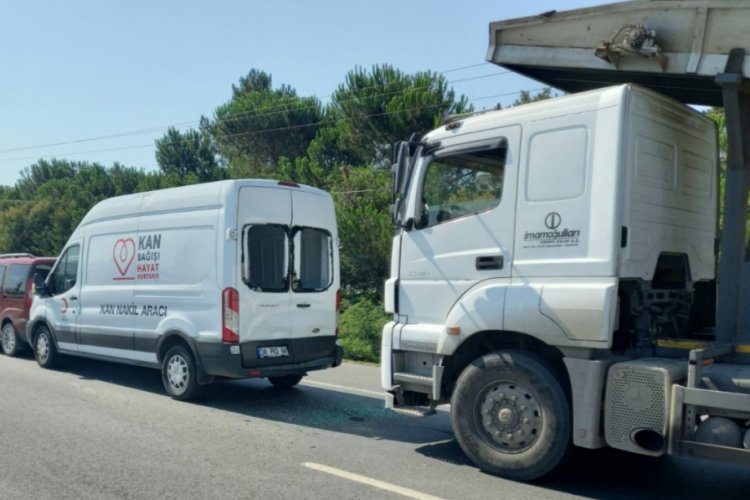 Kamyon Kızılay'ın kan aracına &ccedil;arptı