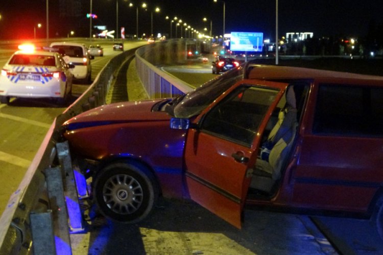Sivas'ta otomobil bariyere &ccedil;arptı