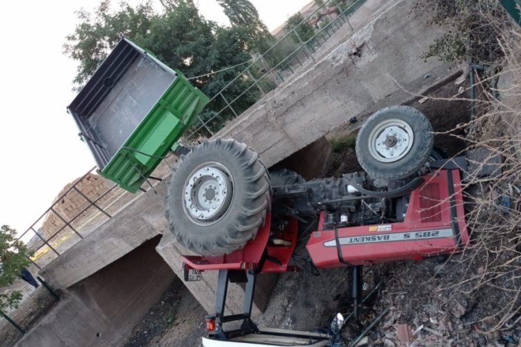 &Ccedil;orum'da trakt&ouml;r k&ouml;pr&uuml;den aşağı d&uuml;şt&uuml;