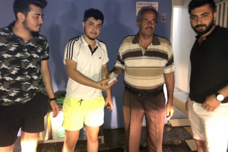 Buldukları parayı polis eşliğinde sahibine teslim etiler