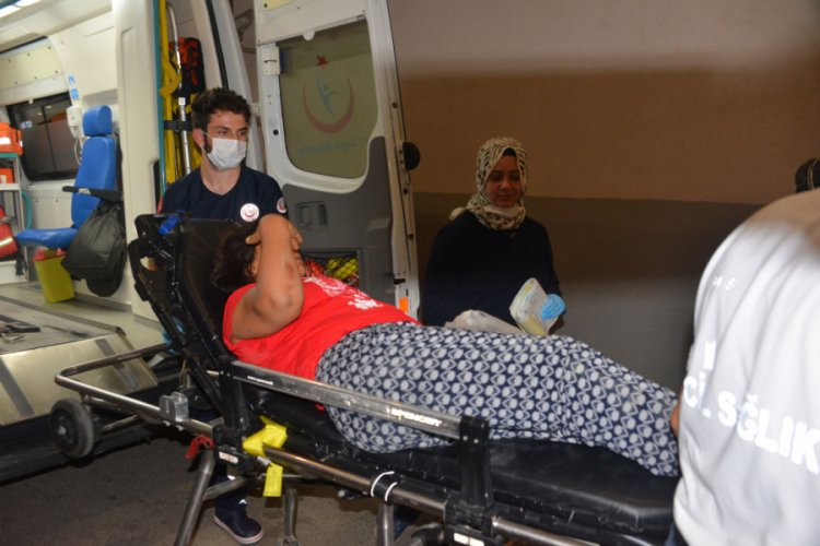 Darp edilip, otomobilden atılan kadın yaralandı