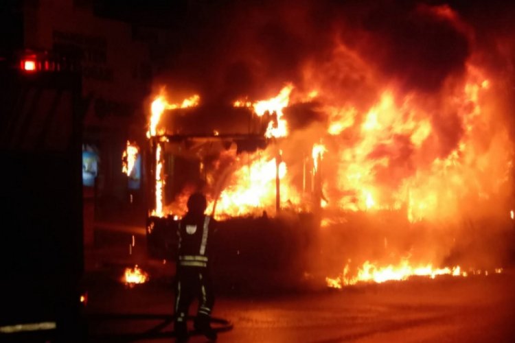 Belediye otob&uuml;s&uuml; kundaklandı, 1 g&ouml;zaltı