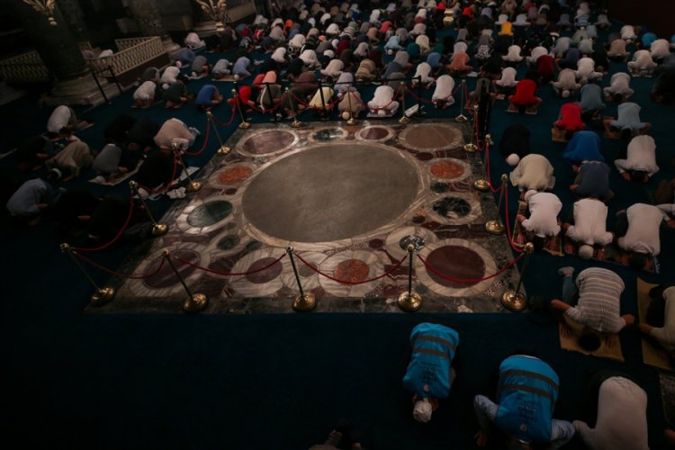Ayasofya-i Kebir Cami-i Şerifi'ndeki sabah namazına yoğun ilgi