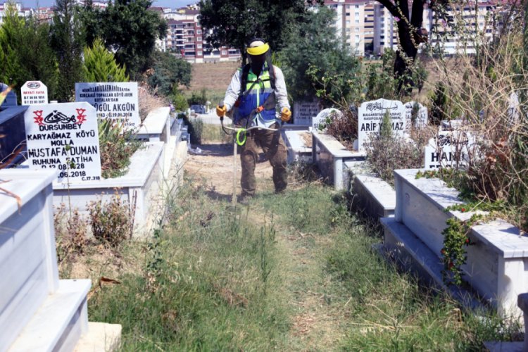 Bursa'da mezarlıklarda bayram temizliği