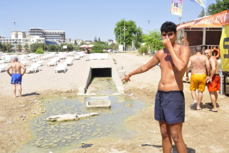 Side'de plajda kirlilik ve koku rahatsızlığı