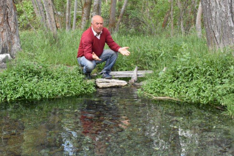 K&ouml;y&uuml;n her tarafından yer altı suyu &ccedil;ıkıyor