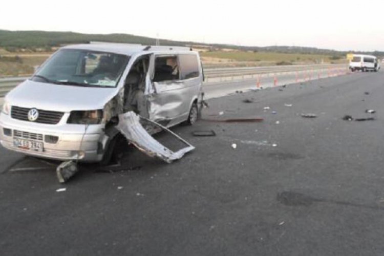 İki ara&ccedil; &ccedil;arpıştı: 1'i ağır 5 yaralı