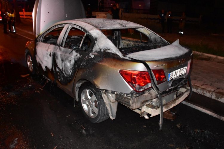 Seyir halindeki otomobil alev topuna döndü İhlas Haber Ajansı