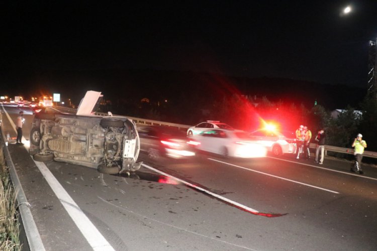 TEM'de otob&uuml;sle &ccedil;arpışan pikap devrildi: 5 yaralı