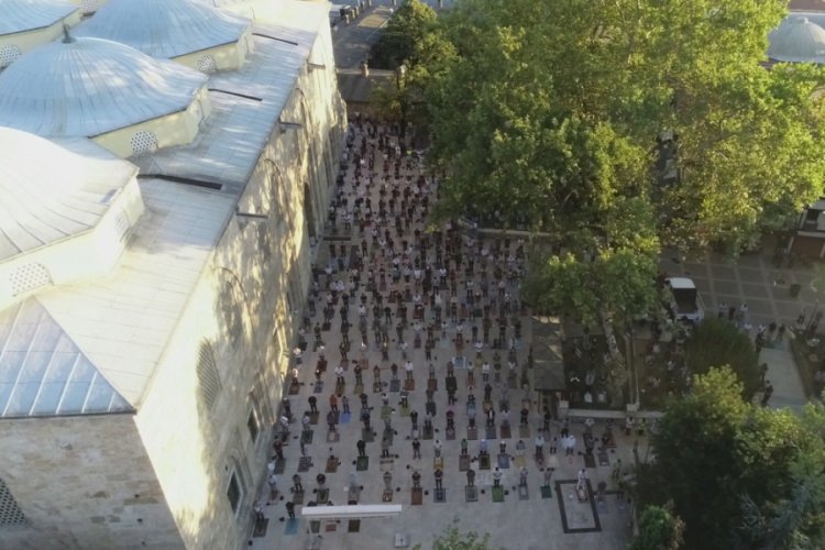 Bursa'da tarihi camiler bayram namazında doldu taştı
