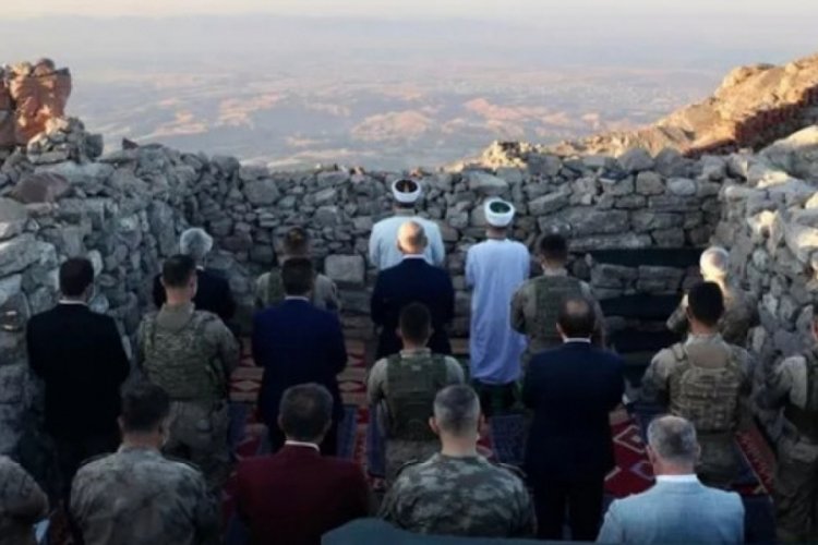 Bakan Soylu, bayram namazını askerle &uuml;s b&ouml;lgesinde kıldı