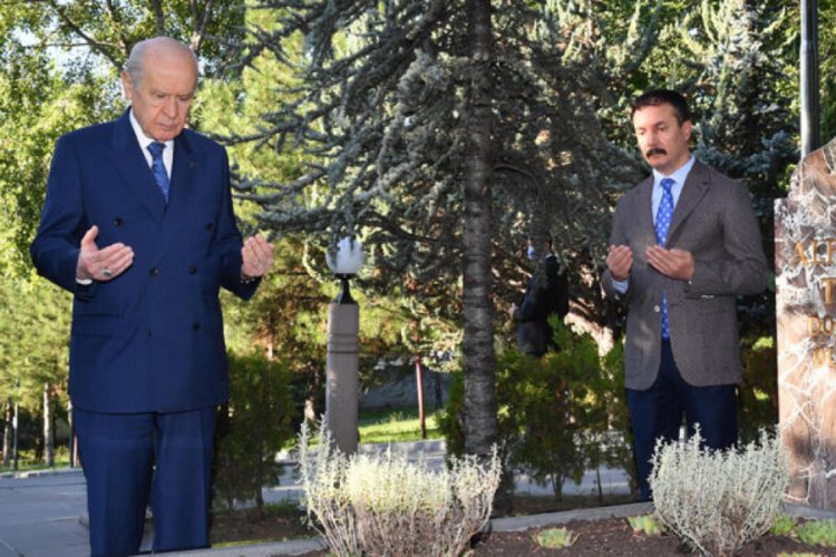 Bah&ccedil;eli, T&uuml;rkeş'in mezarını ziyaret etti