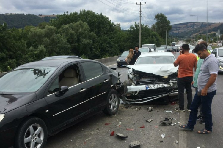 Samsun'da otomobil kırmızı ışıkta 2 araca &ccedil;arptı